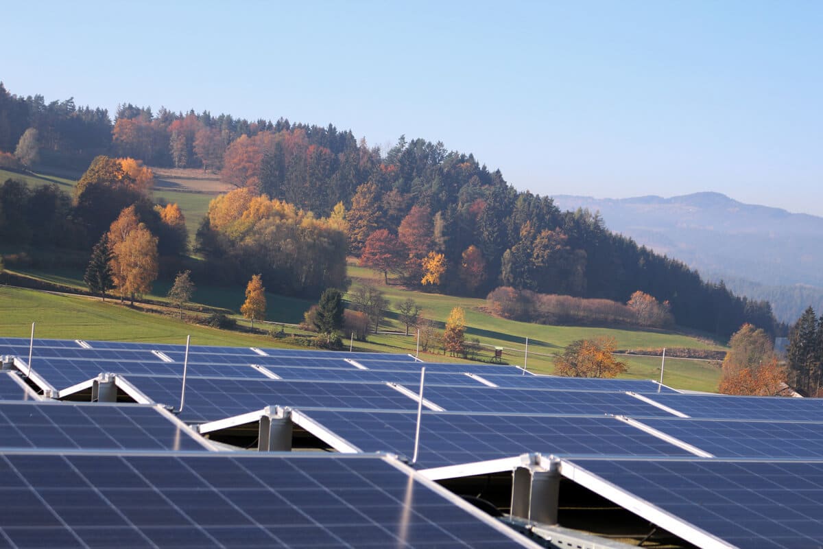 Photovoltaikanlage auf dem Dach von Schinko Gebäude.