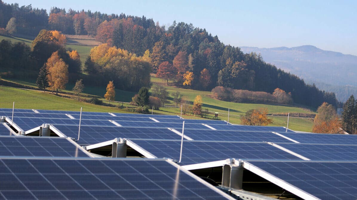 Photovoltaikanlage auf dem Dach von Schinko Gebäude.