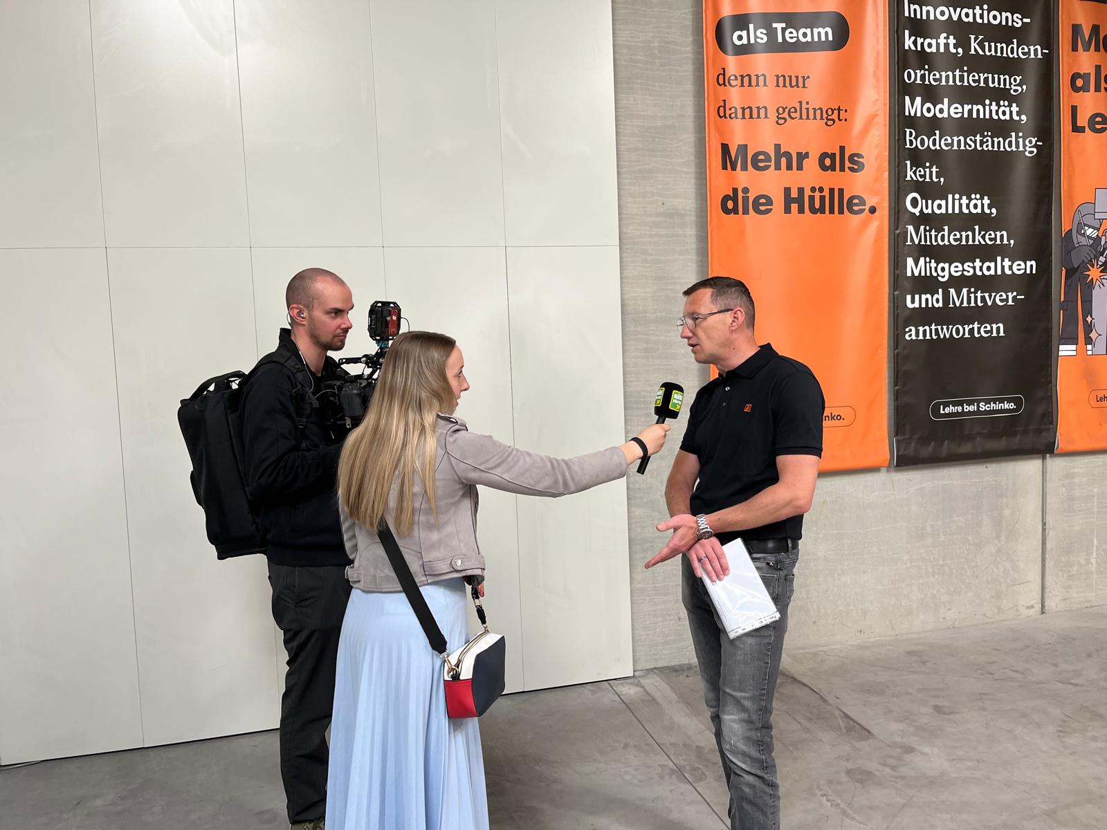 Mitarbeiter wird von TV interviewt