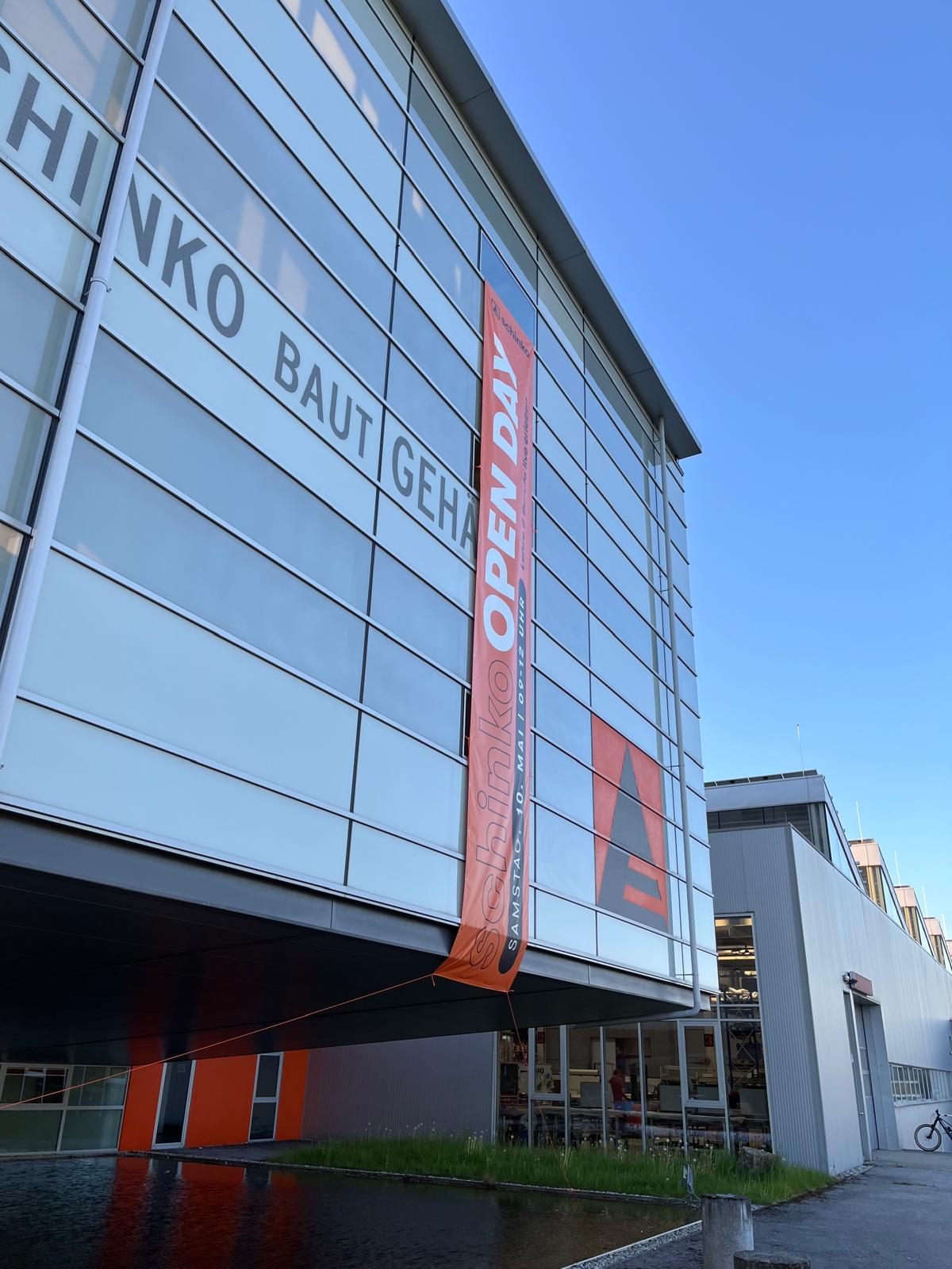 Gebäude mit Werbebanner von Open Day