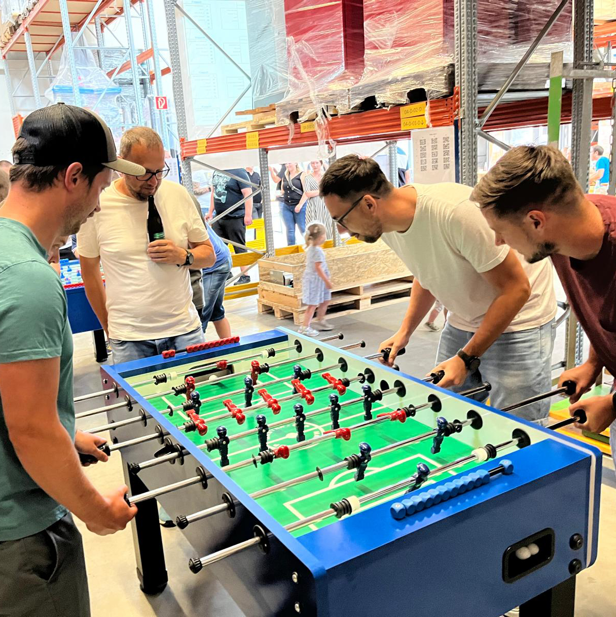 Mitarbeiter spielen am Wuzzler