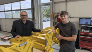GF Lengauer mit Lehrlinge in der Montage