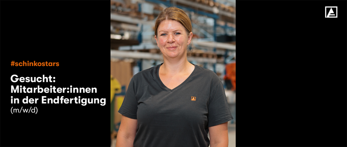 Frau Mitte 40 lacht in die Kamera, hat Schinko-Shirt an