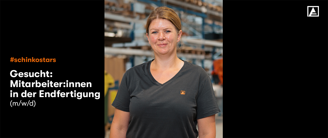 Frau Mitte 40 lacht in die Kamera, hat Schinko-Shirt an